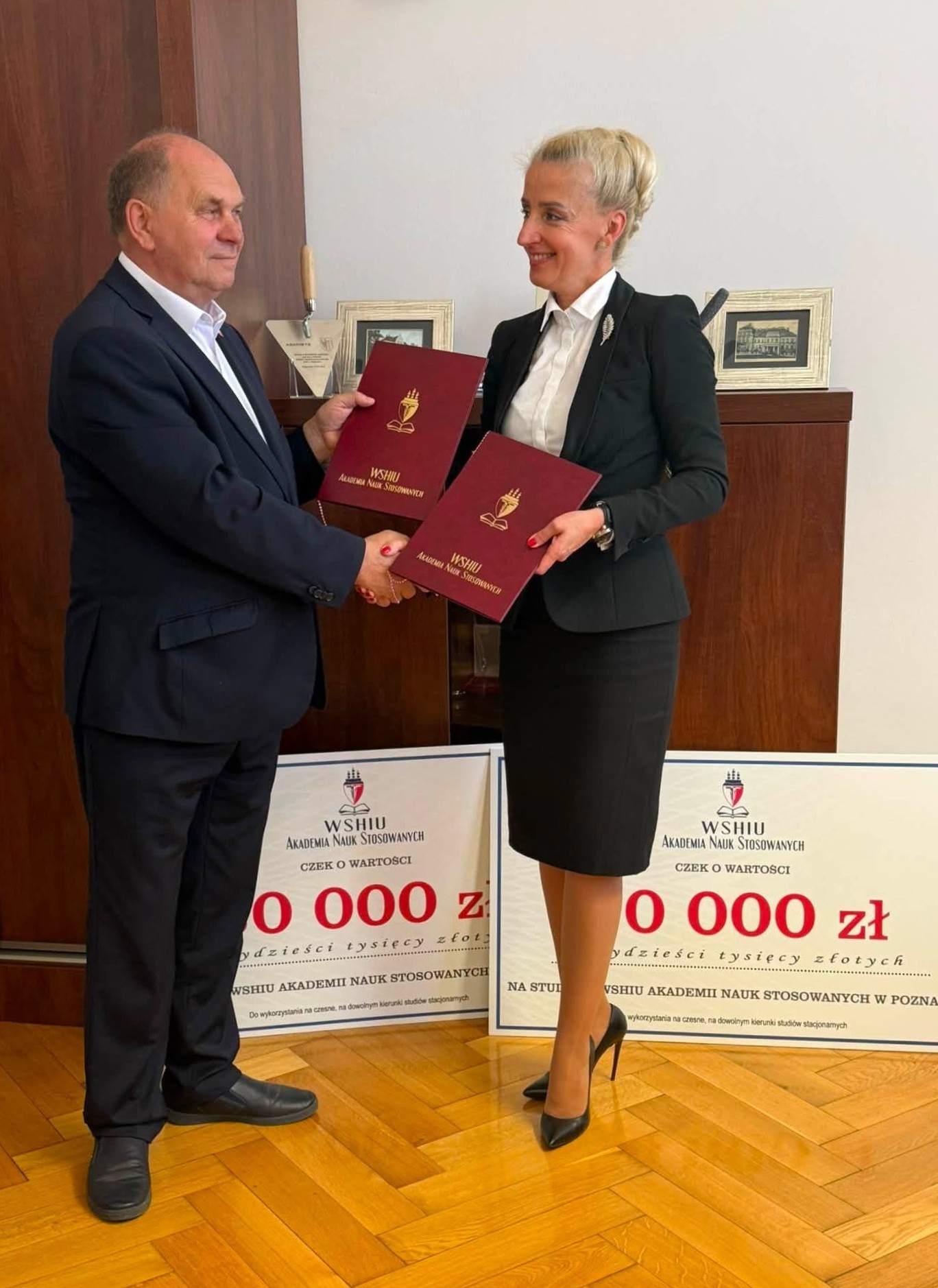 Przekazanie bonów edukacyjnych WSHIU