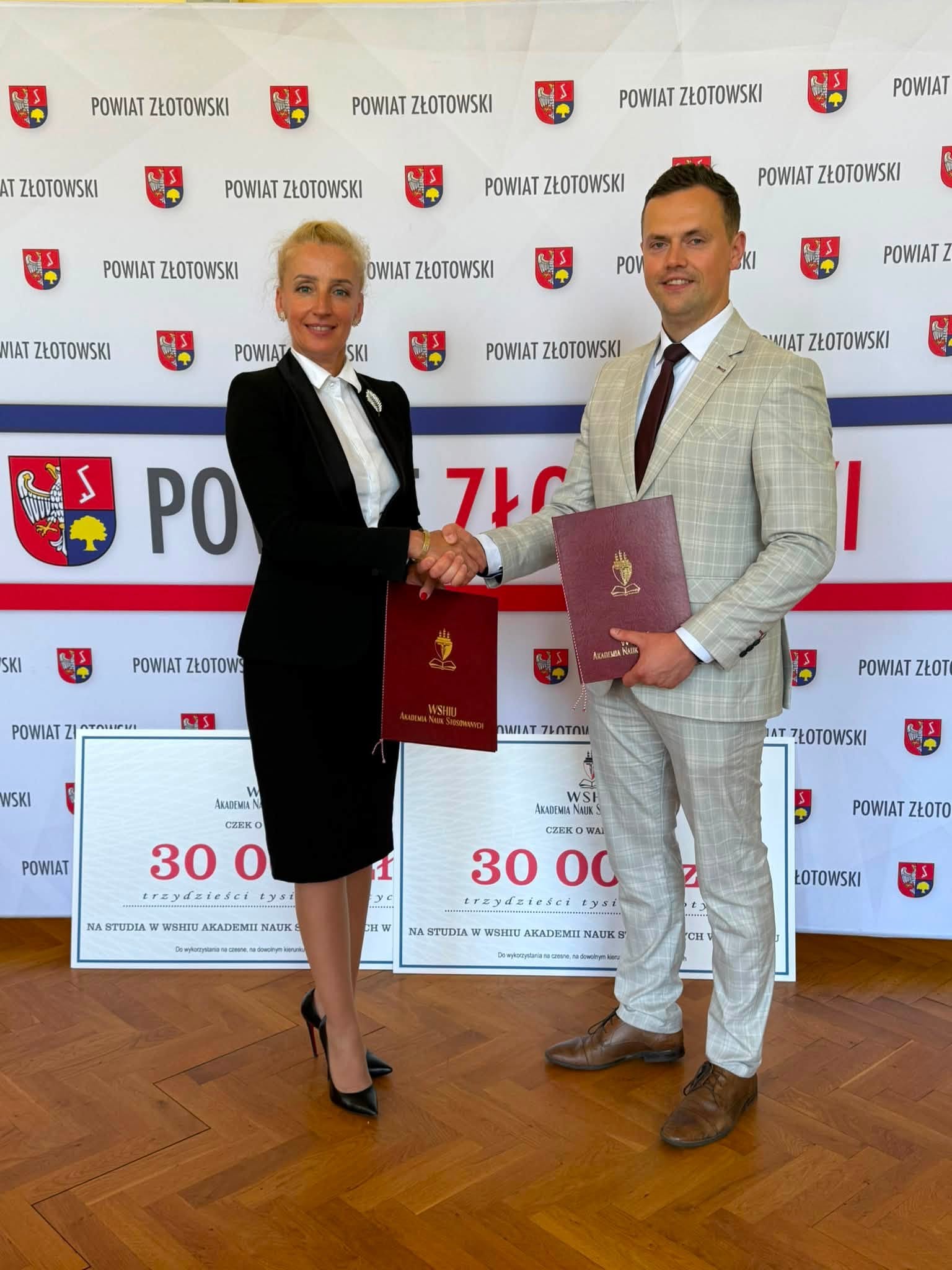 Przekazanie bonów edukacyjnych WSHIU – powiat złotowski