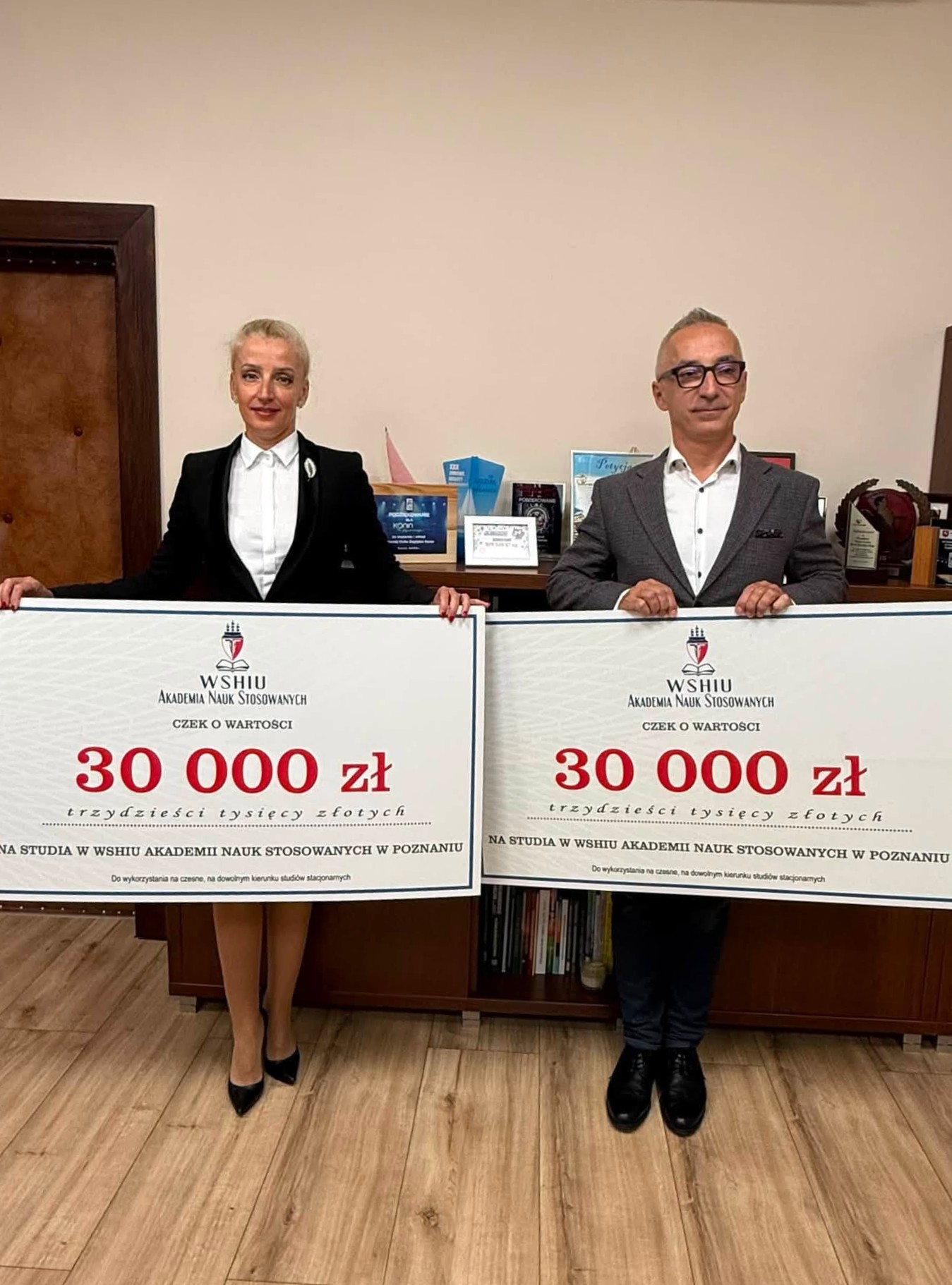 Przekazanie bonów edukacyjnych WSHIU