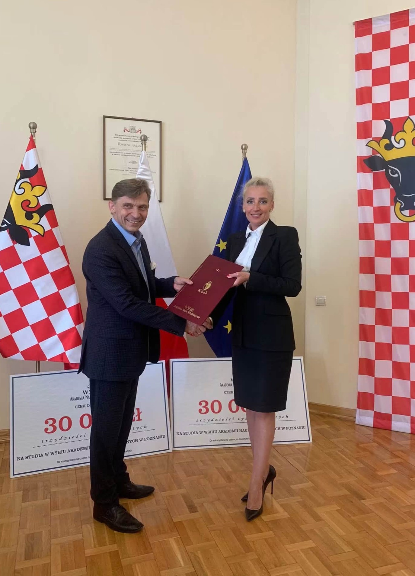 Przekazanie bonów edukacyjnych WSHIU – powiat kaliski