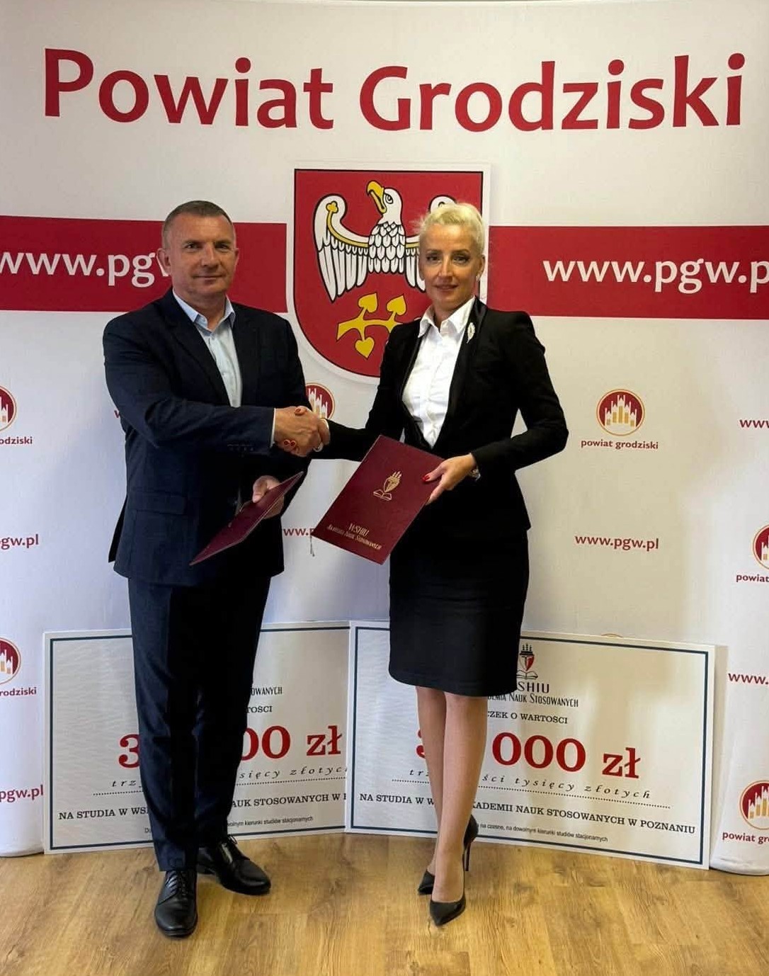 Przekazanie bonów edukacyjnych WSHIU – powiat grodziski