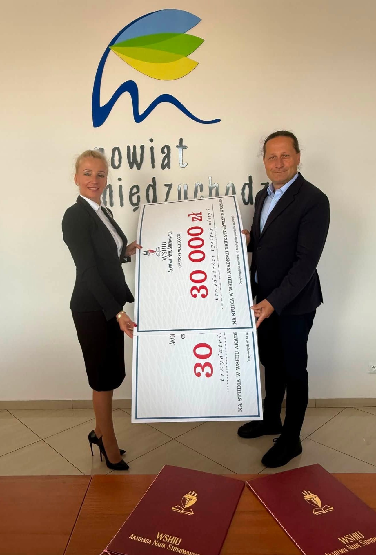Przekazanie bonów edukacyjnych WSHIU – powiat międzychodzki