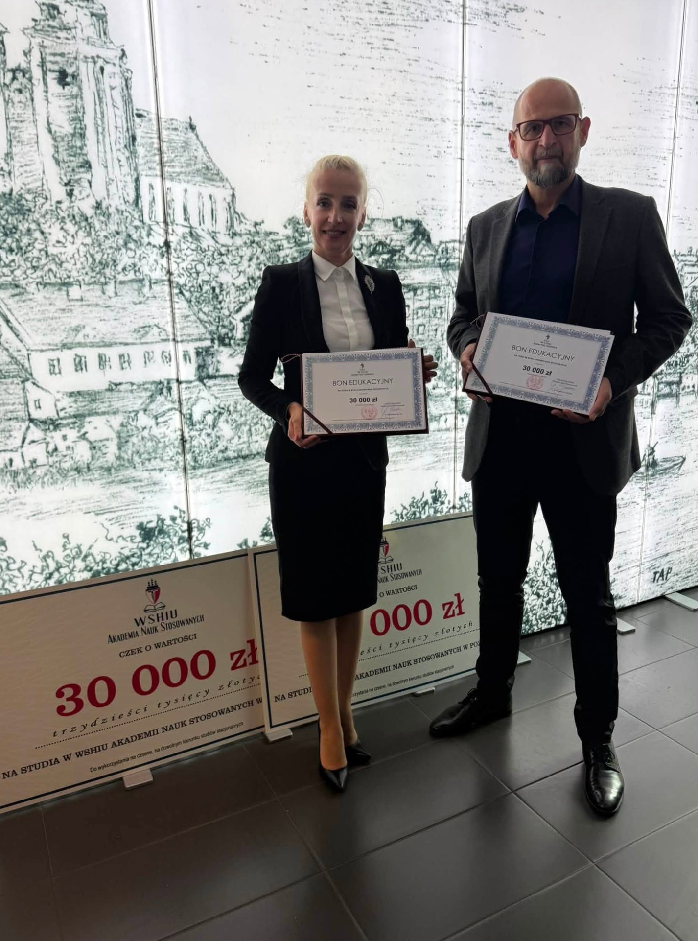 Przekazanie bonów edukacyjnych WSHIU