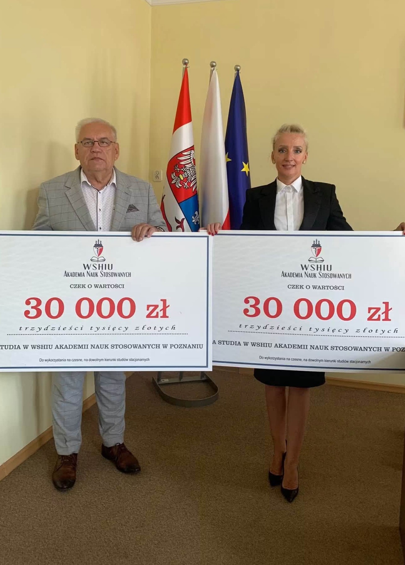 Przekazanie bonów edukacyjnych WSHIU