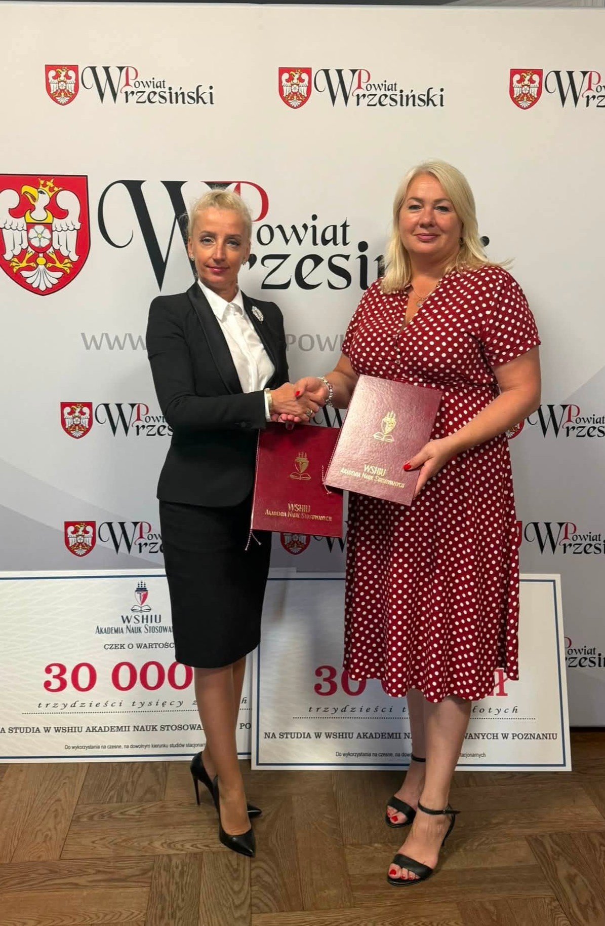 Przekazanie bonów edukacyjnych WSHIU – powiat wrzesiński